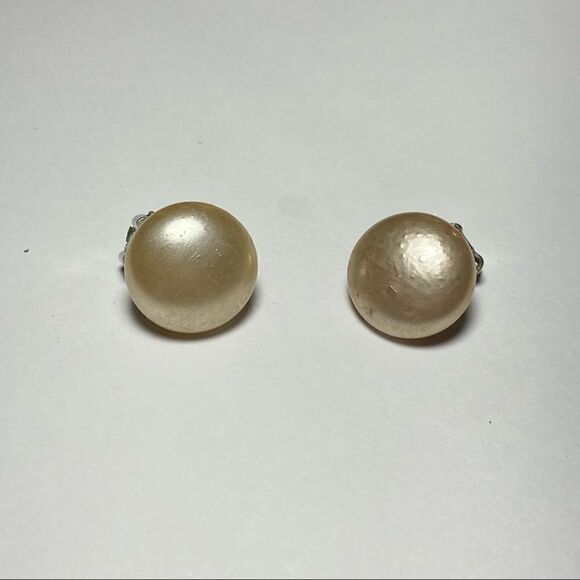Vintage Faux Pearl Clip On Earrings - Picture 1 of 2